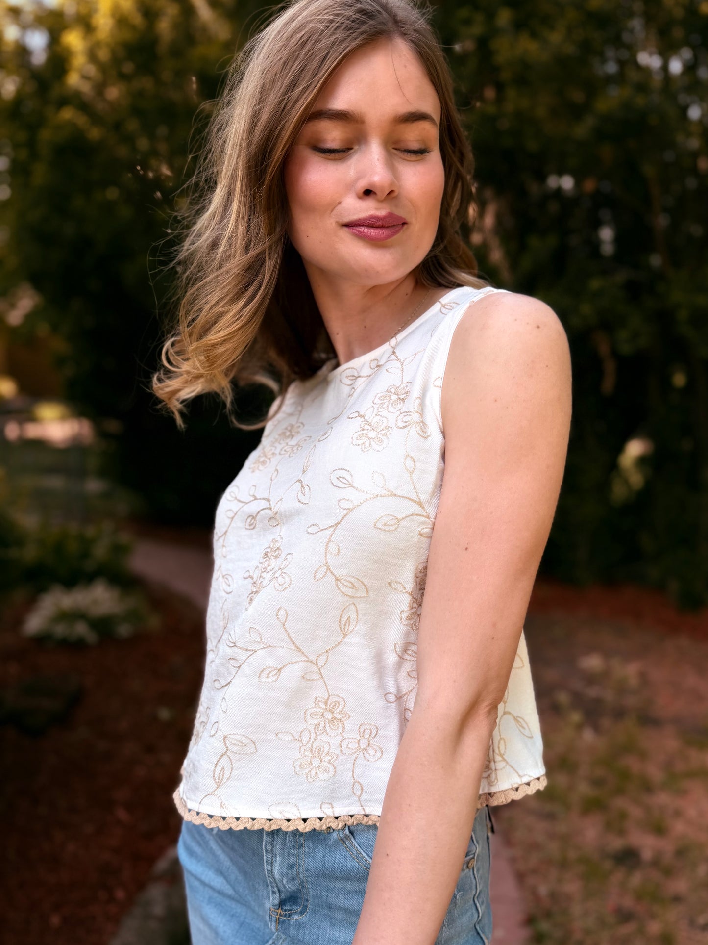 Embroidered Floral Pattern Sleeveless Lace Trim Top