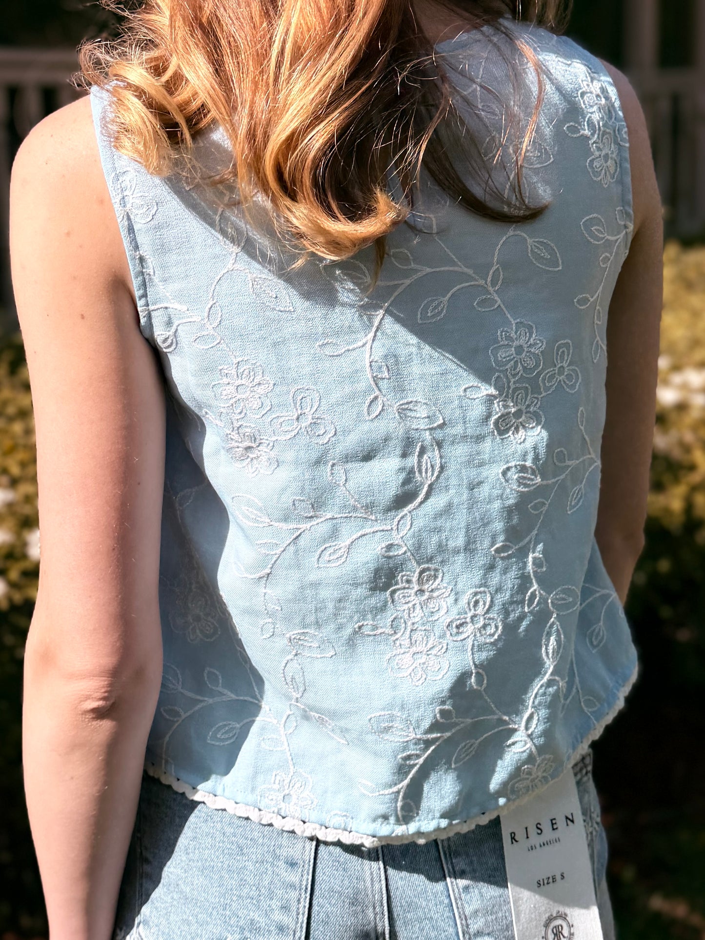 Embroidered Floral Pattern Sleeveless Lace Trim Top
