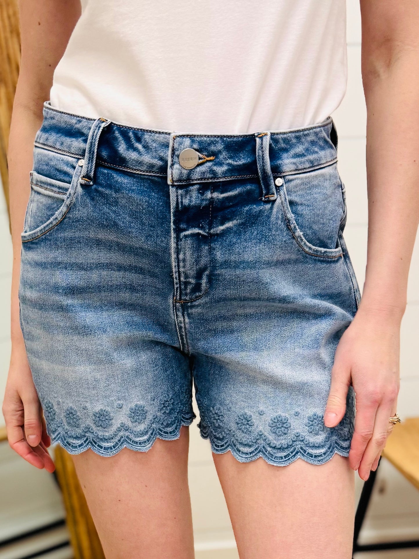Floral + Scallop Hem Shorts - Risen