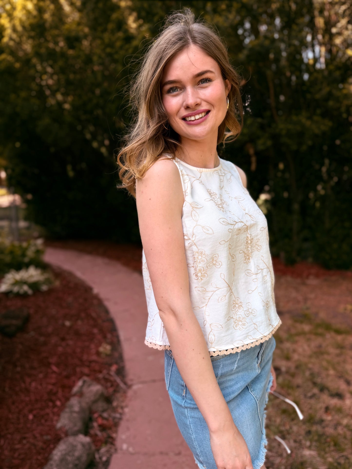 Embroidered Floral Pattern Sleeveless Lace Trim Top