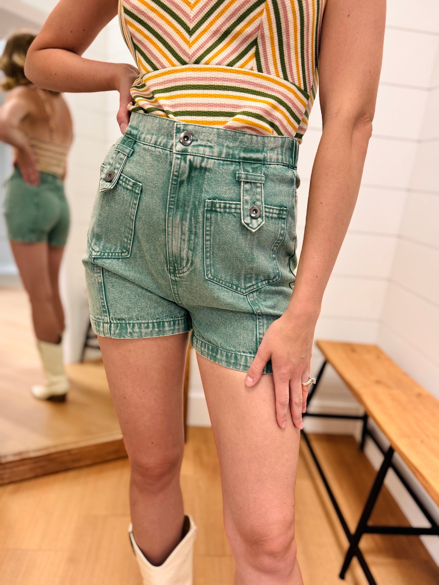 Vintage Shorts in Washed Green