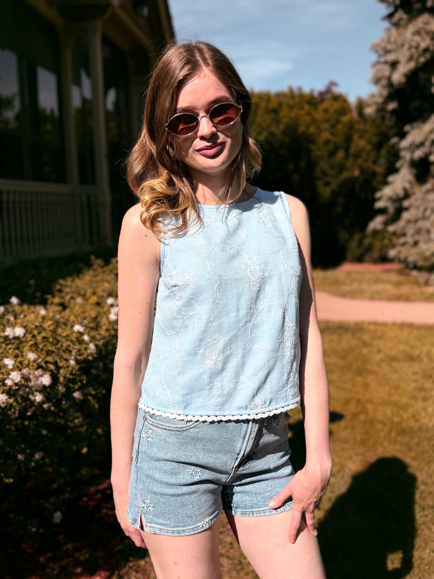 Embroidered Floral Pattern Sleeveless Lace Trim Top