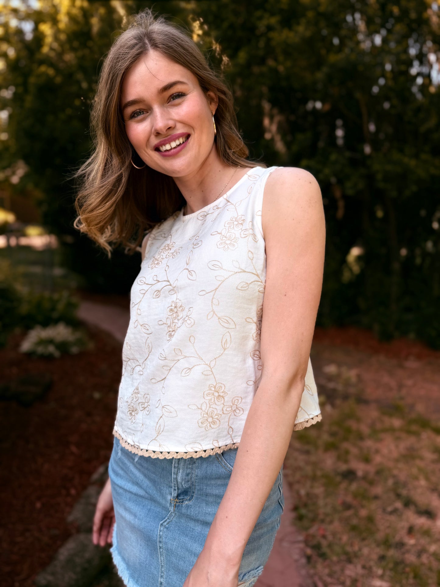Embroidered Floral Pattern Sleeveless Lace Trim Top