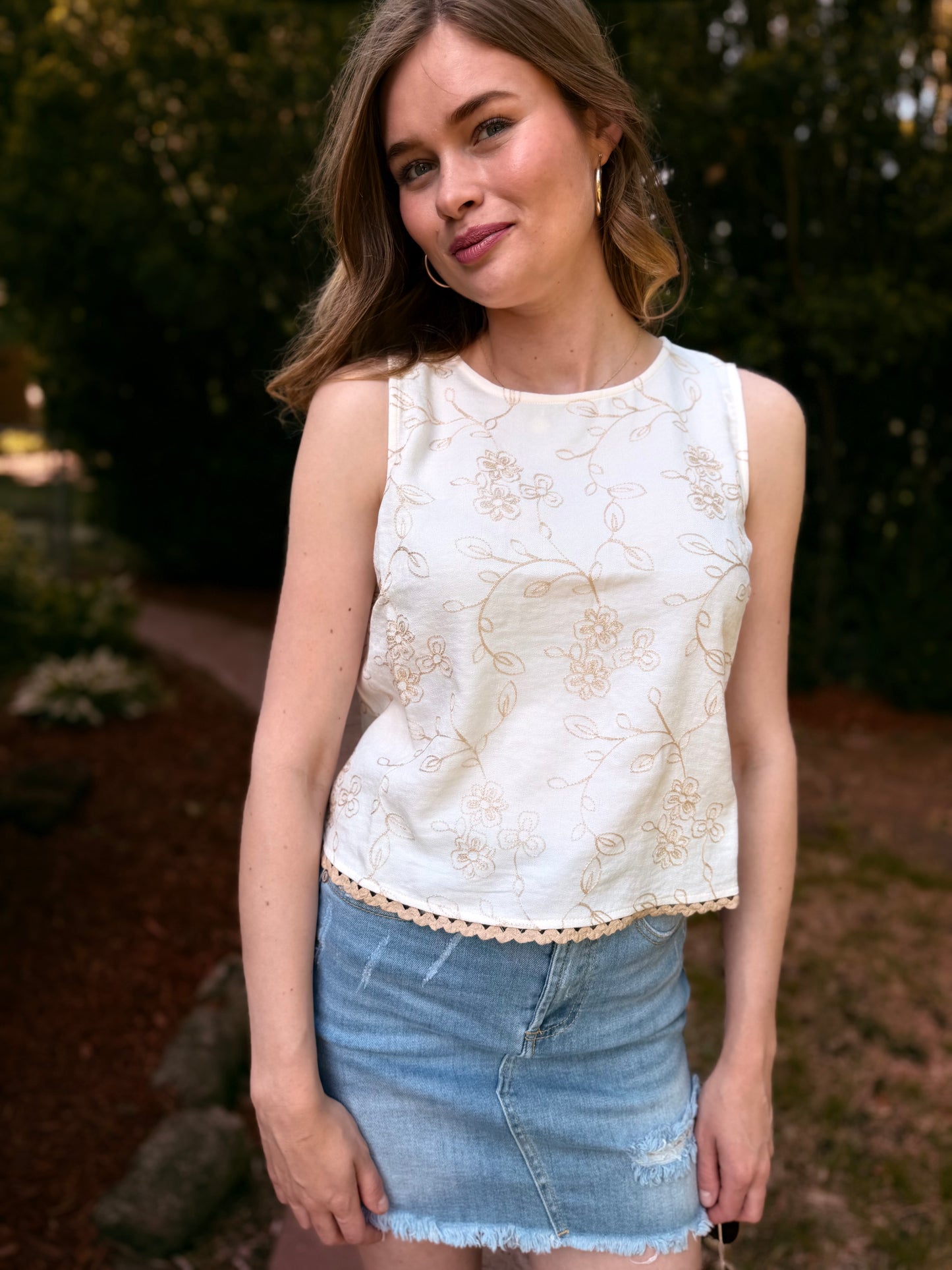 Embroidered Floral Pattern Sleeveless Lace Trim Top
