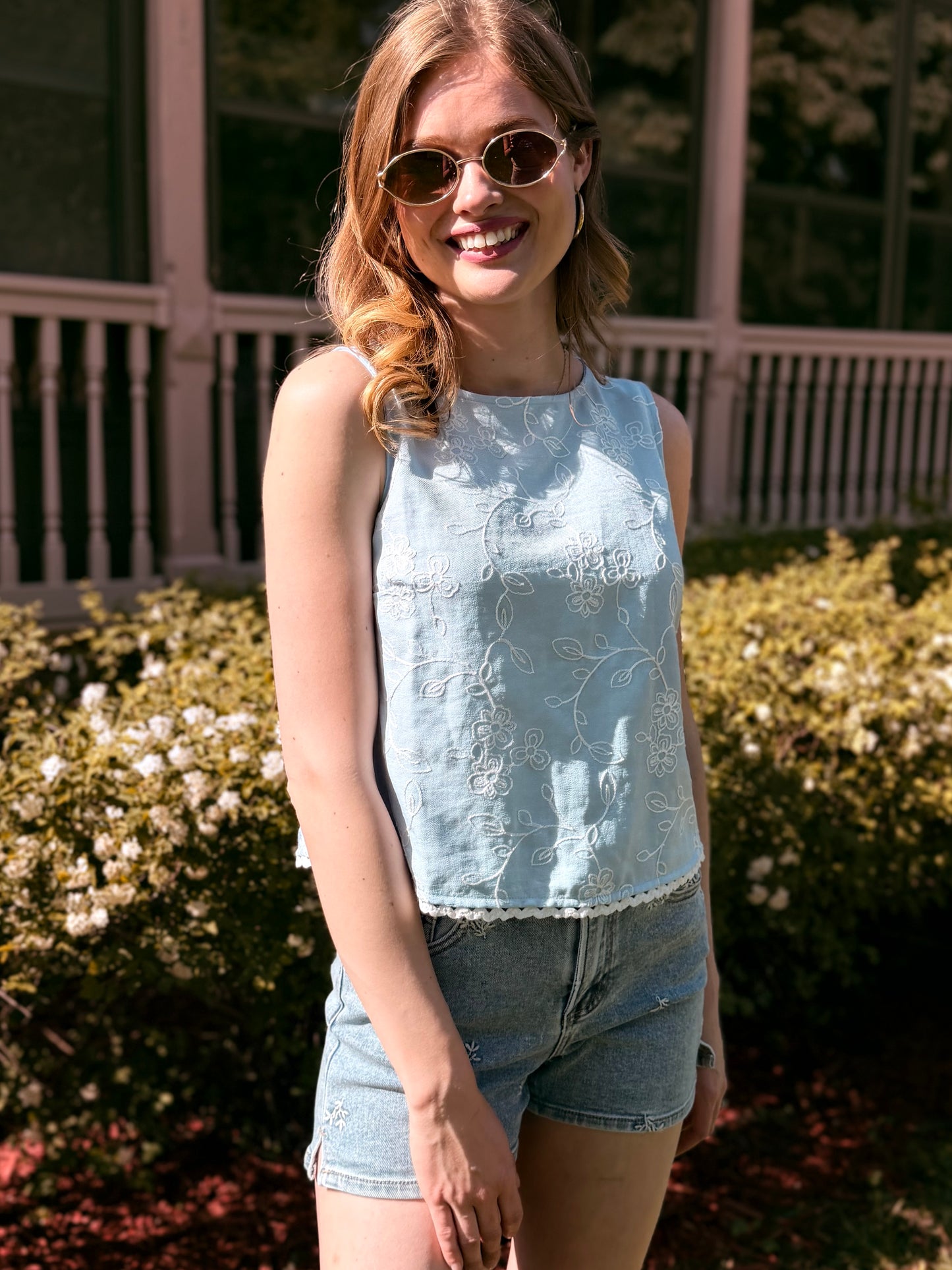 Embroidered Floral Pattern Sleeveless Lace Trim Top