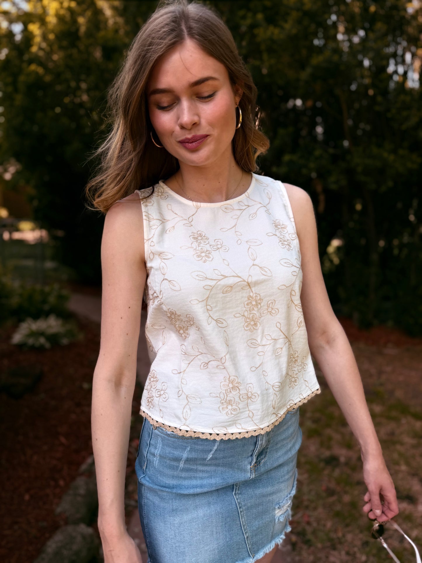 Embroidered Floral Pattern Sleeveless Lace Trim Top
