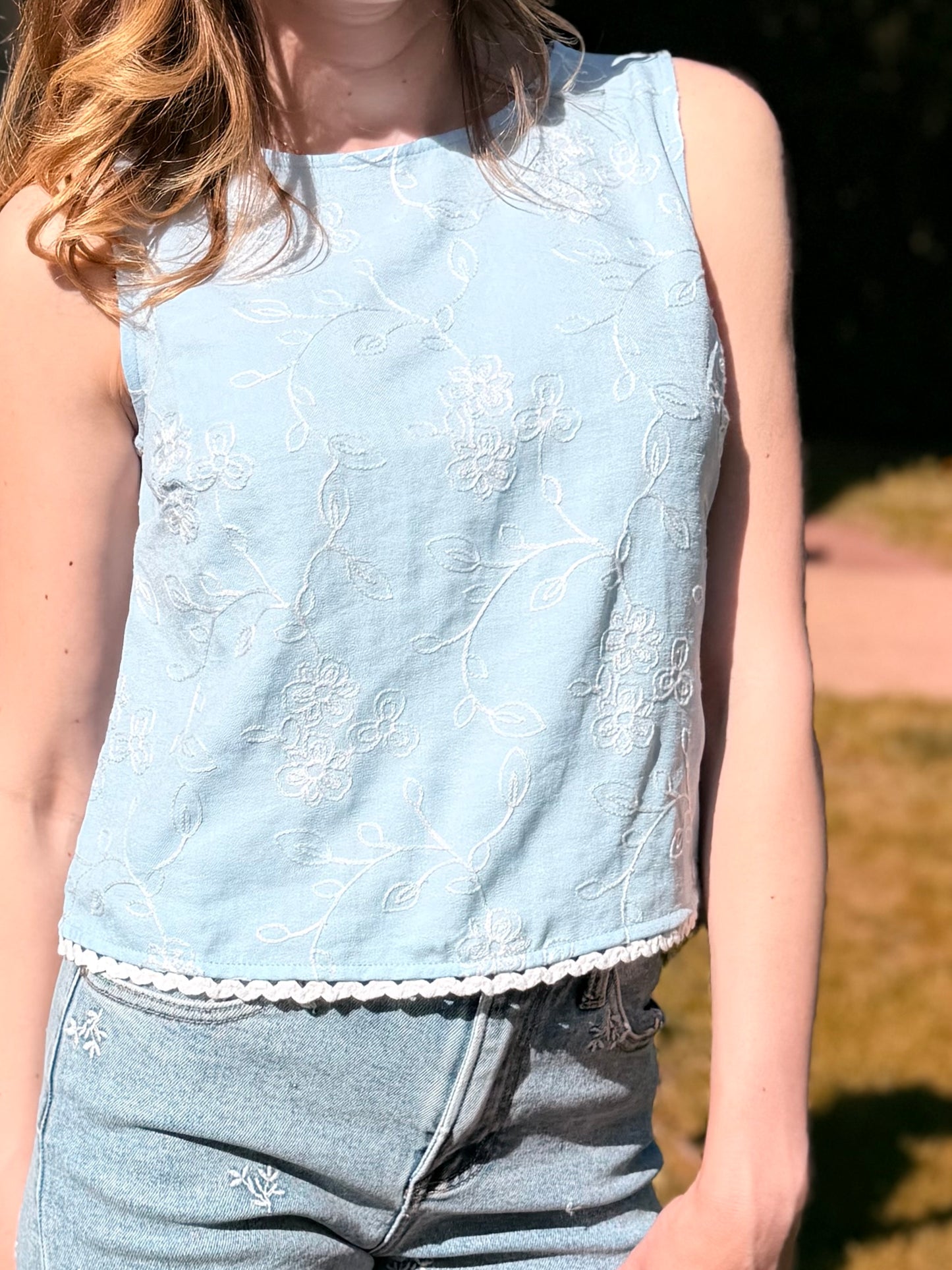 Embroidered Floral Pattern Sleeveless Lace Trim Top