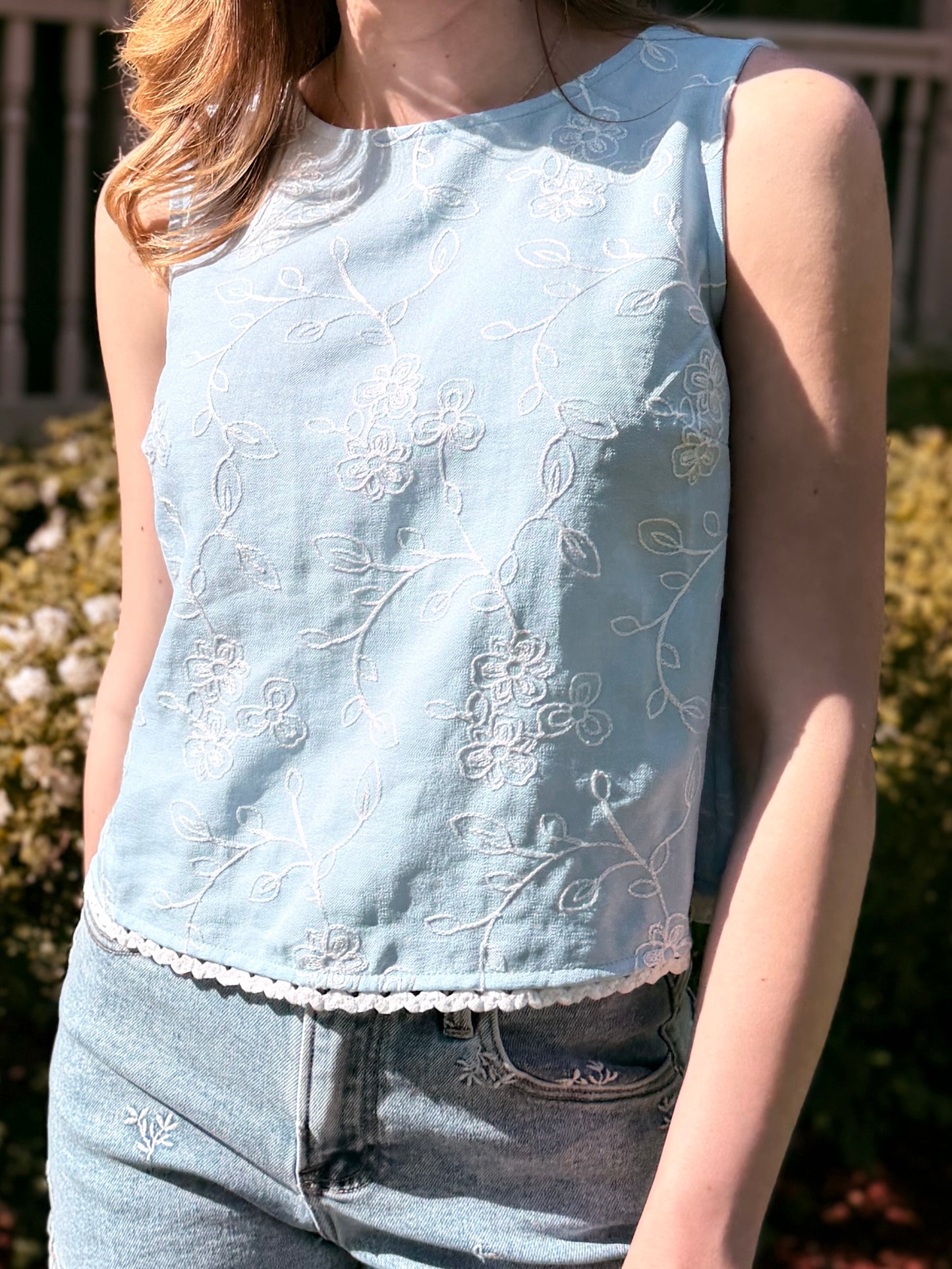 Embroidered Floral Pattern Sleeveless Lace Trim Top