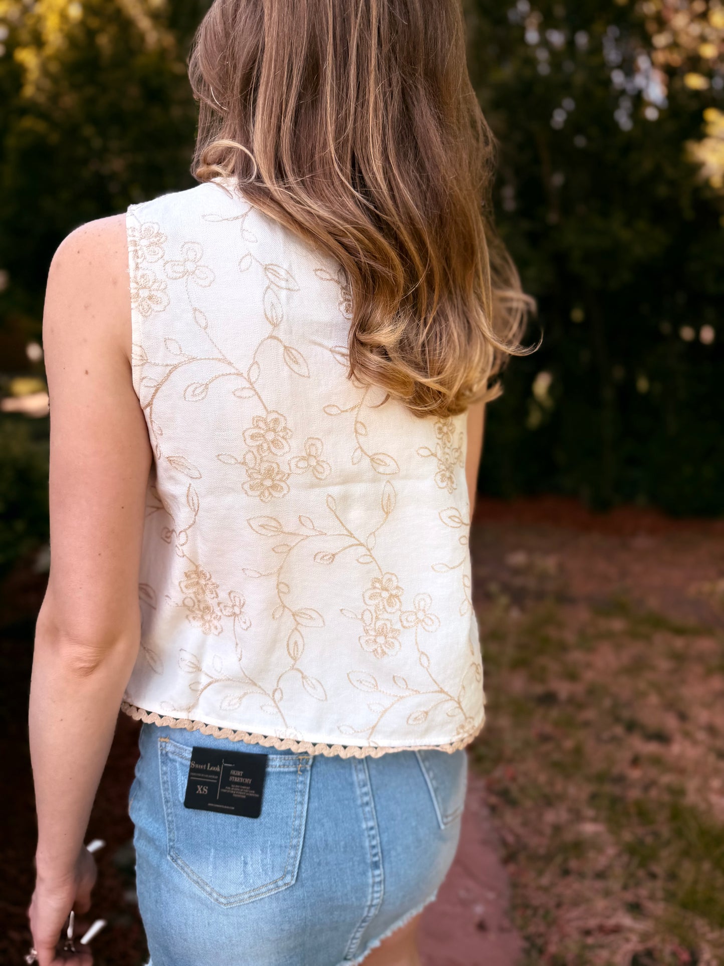 Embroidered Floral Pattern Sleeveless Lace Trim Top