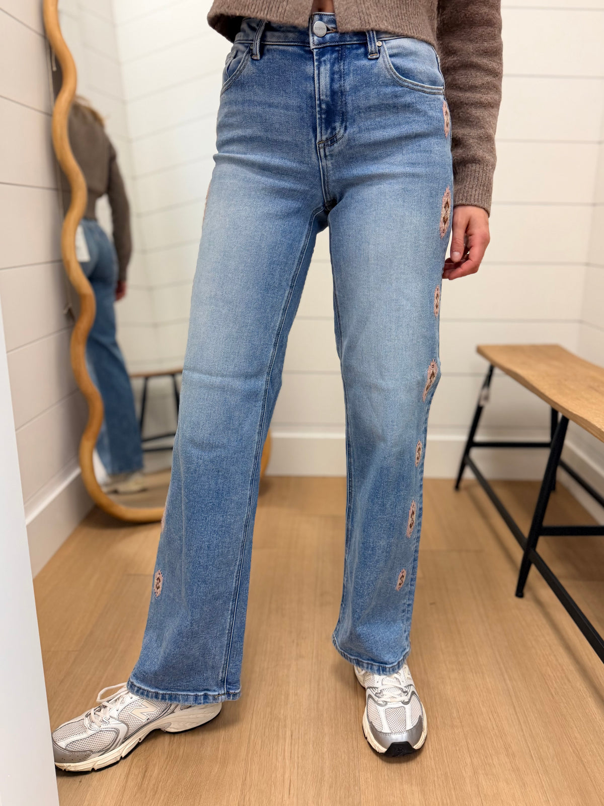 Mid Rise Jeans With Embroidered Details - Risen