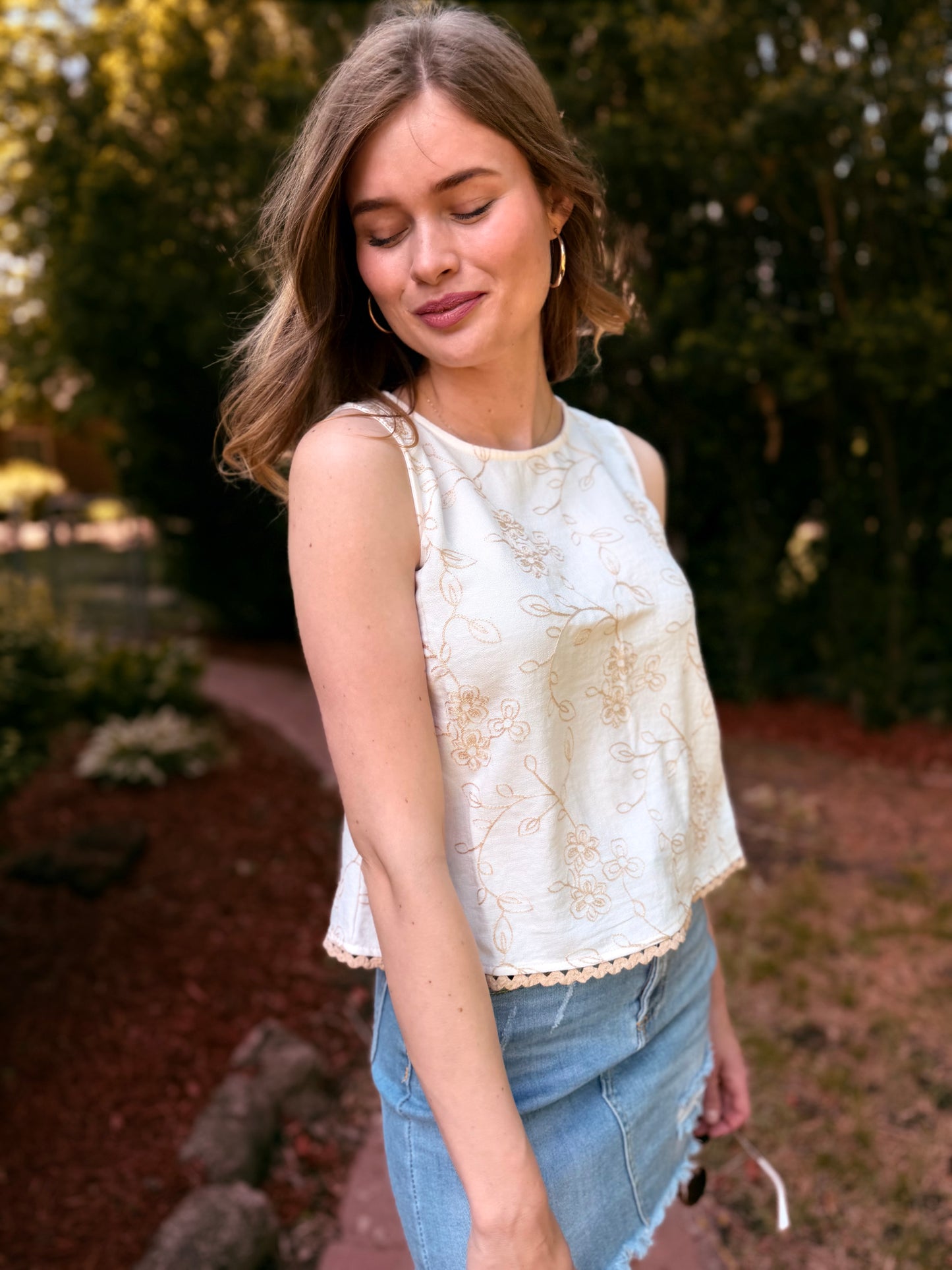 Embroidered Floral Pattern Sleeveless Lace Trim Top
