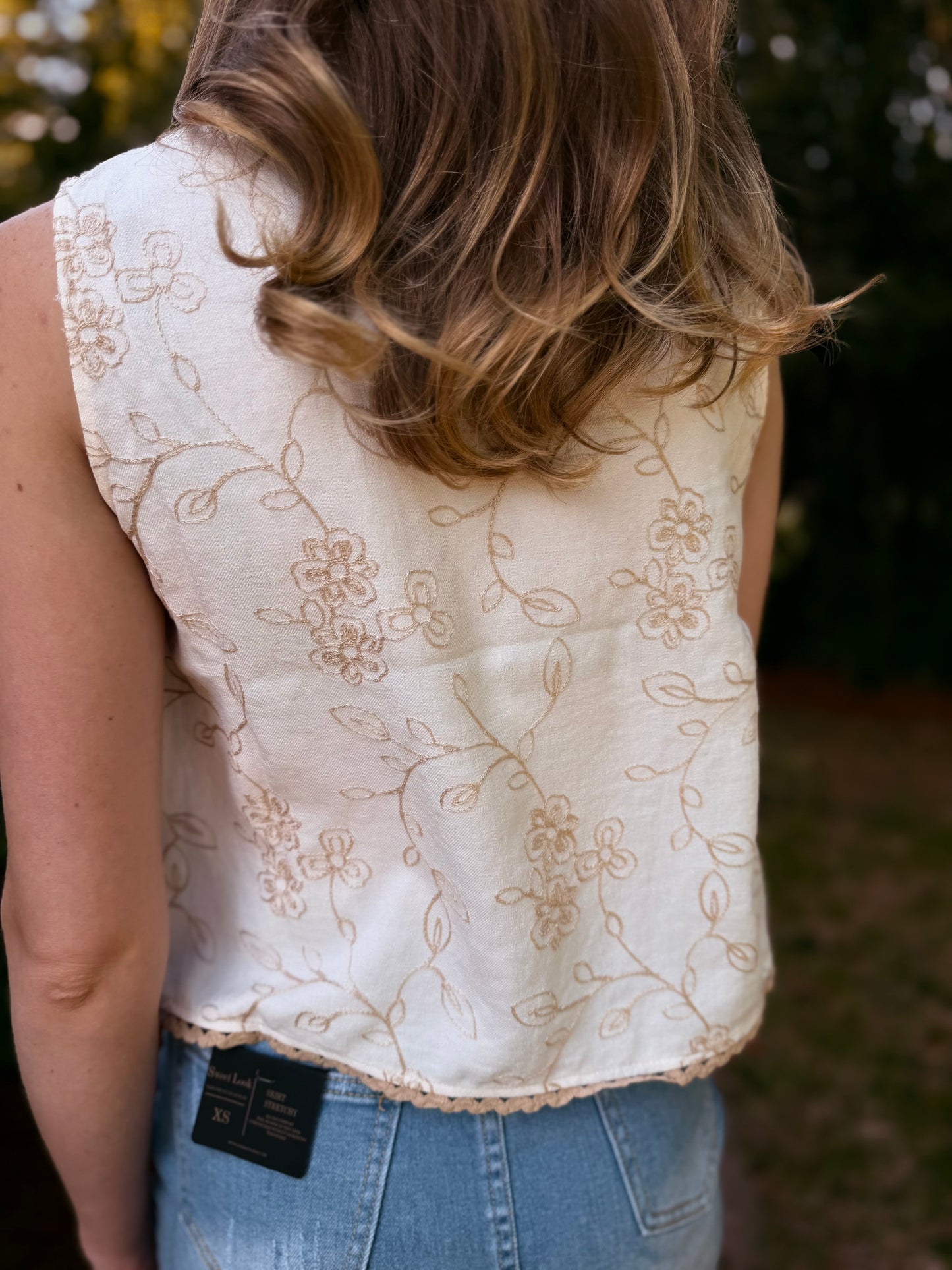 Embroidered Floral Pattern Sleeveless Lace Trim Top