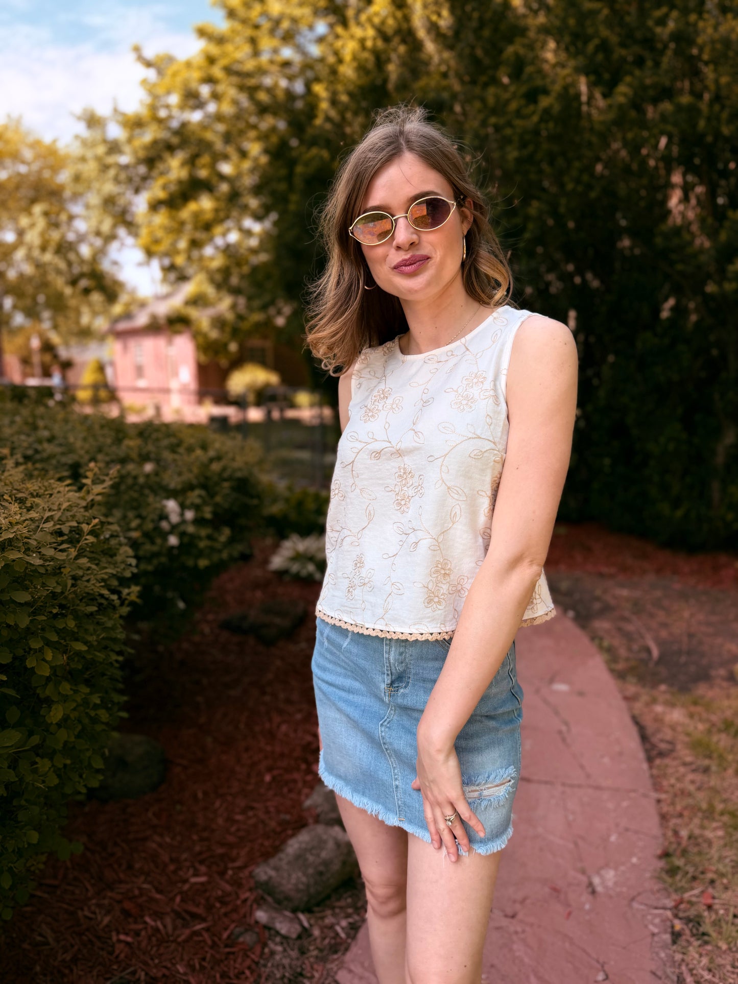 Embroidered Floral Pattern Sleeveless Lace Trim Top