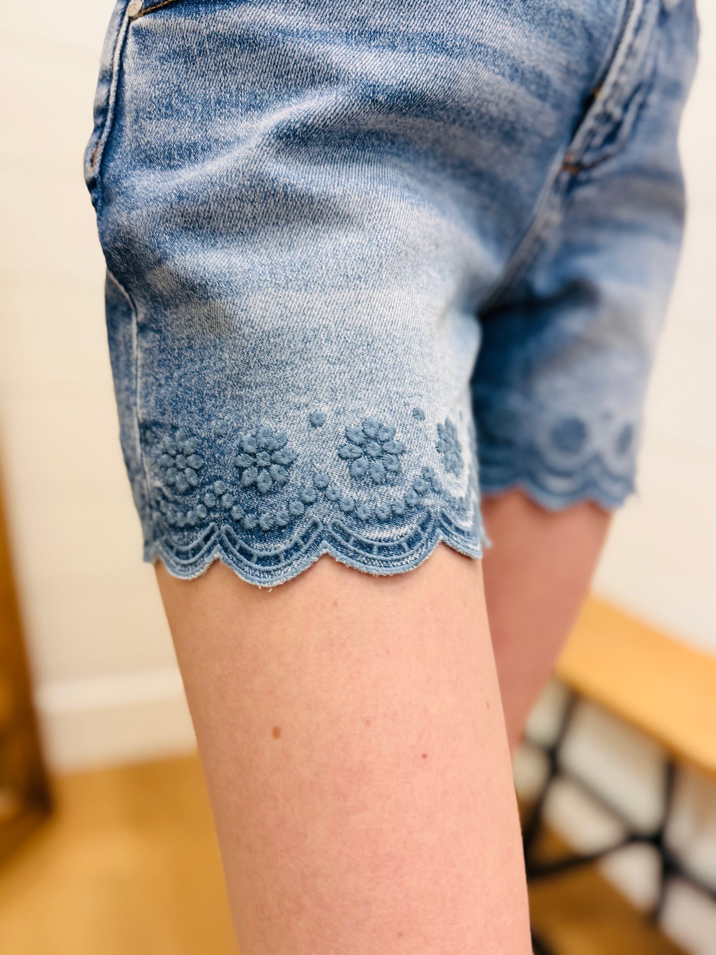 Floral + Scallop Hem Shorts - Risen